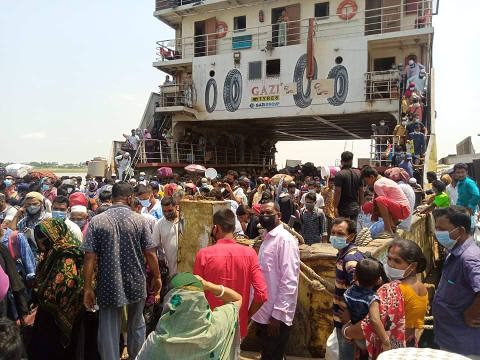 বাংলাবাজার-শিমুলিয়ায় ঘরমুখোদের ঢল, ফেরিতে গাদাগাদি