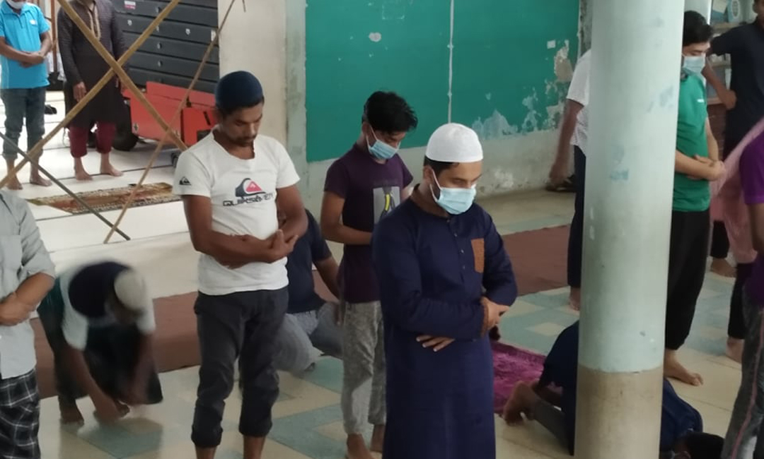 বায়তুল মোকাররমে অসচেতন মুসল্লি