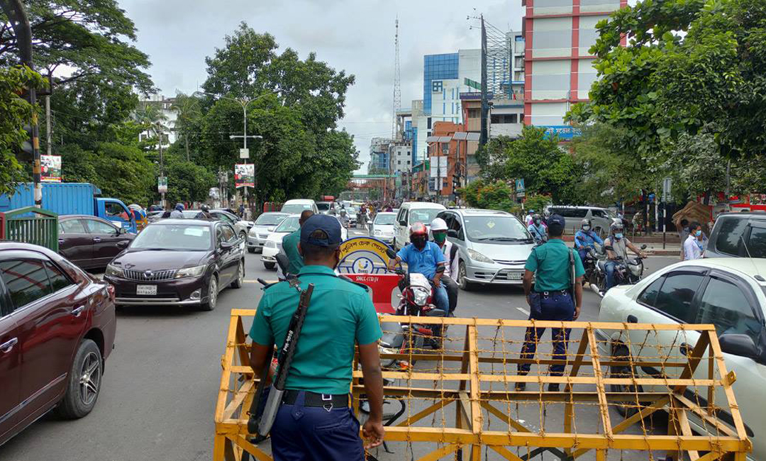 বিধিনিষেধের শেষ দিন চেকপোস্টে তৎপর পুলিশ