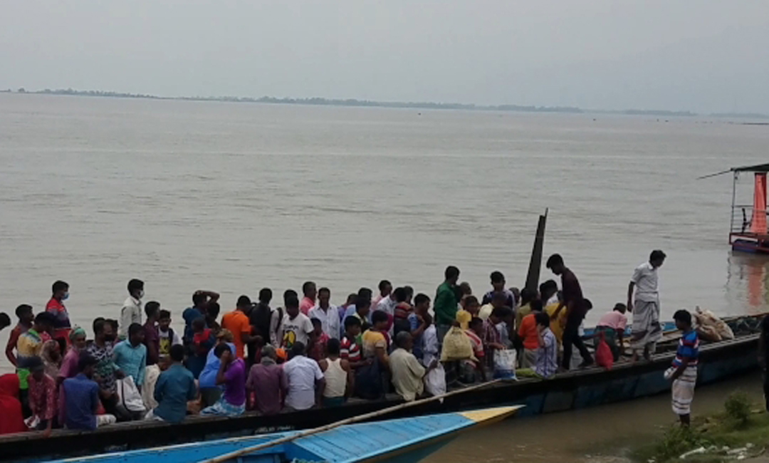 ট্রলারেই যাত্রী পারাপার