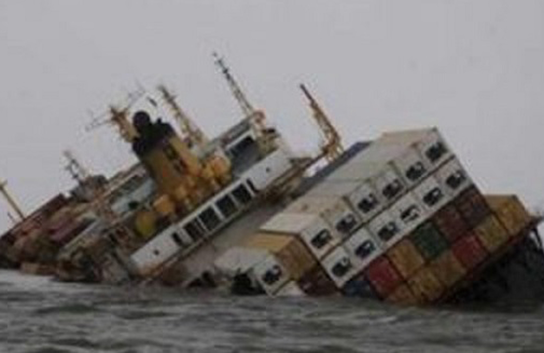 বঙ্গোপসাগরে চরে আটকাল জাহাজ, ১২ নাবিক উদ্ধার