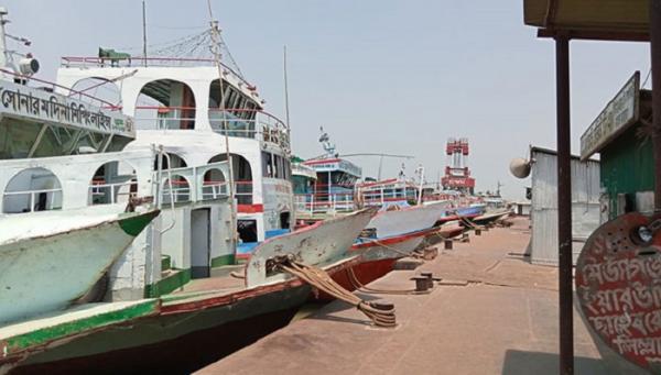 বৈরি আবহাওয়ায় বাংলাবাজার-শিমুলিয়া রুটে লঞ্চ চলাচল বন্ধ