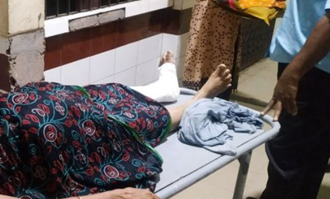 বৃদ্ধার হাড় ভেঙে দিল মেয়ের দেবররা