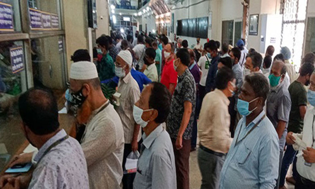 ব্যাংকে গ্রাহকের ভিড়
