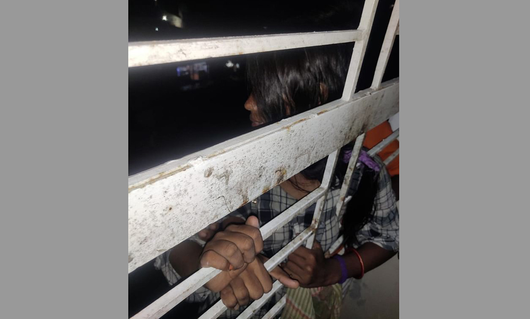 চারতলার কার্নিশে আটকা কিশোরী উদ্ধার