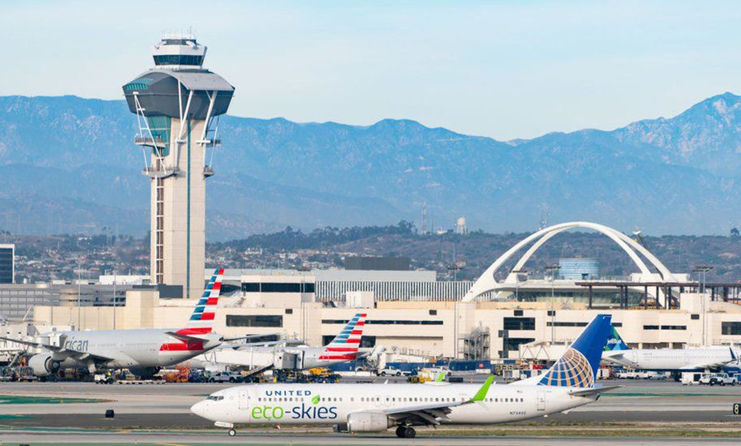 চলন্ত প্লেন থেকে ঝাঁপ দিলো যাত্রী