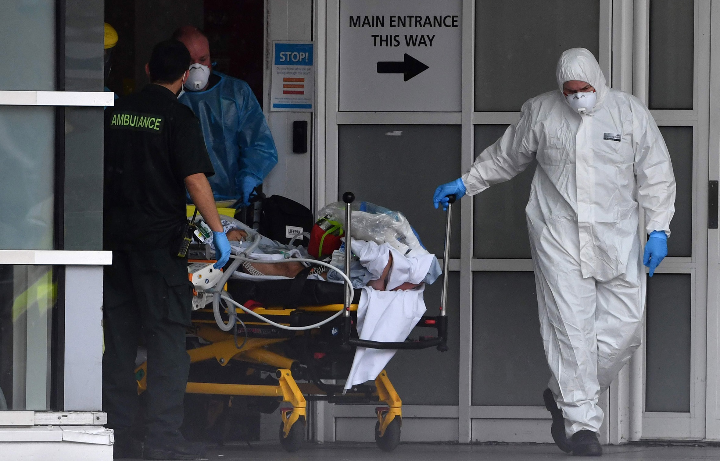 করোনা : একদিনে কেড়ে নিল আরও ১৫ হাজার প্রাণ