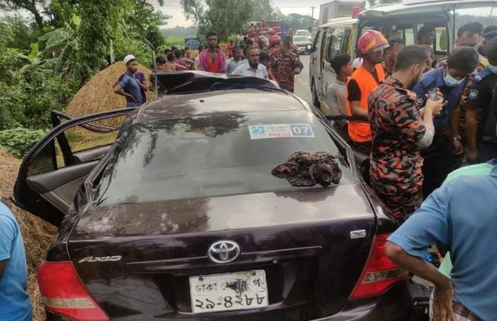 দাঁড়িয়ে থাকা ট্রাকে প্রাইভেটকারের ধাক্কা, নিহত ৩