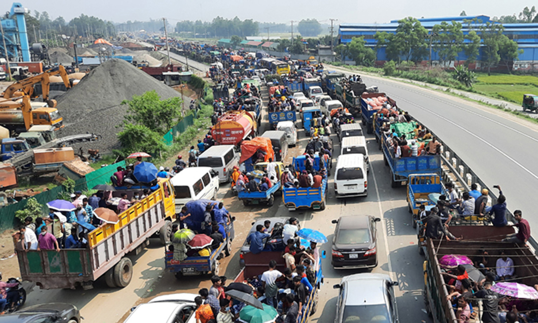 ঢাকা-টাঙ্গাইল মহাসড়কে থে‌মে থে‌মে চলছে গাড়ি