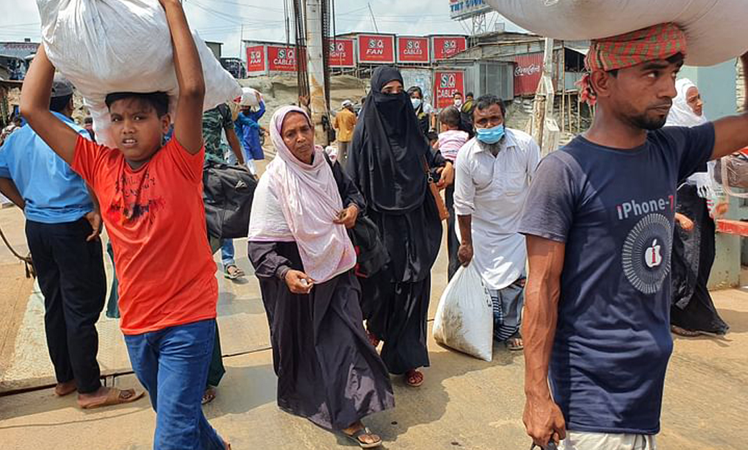 ঢাকামুখী মানুষের স্রোত, চোখে মুখে বেদনা!