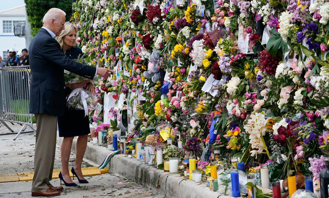 ধসে পড়া ভবন পরিদর্শনে বাইডেন দম্পত্তি