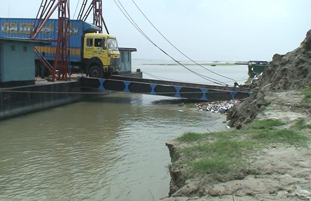 দৌলতদিয়ায় ৭ নং ফেরিঘাটে ভাঙন, হুমকির মুখে অন্যান্য ঘাট