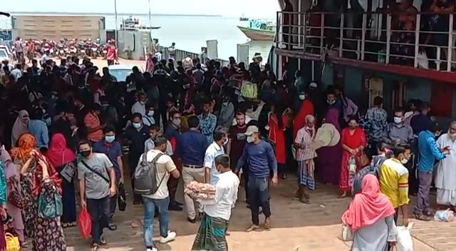 দৌলতদিয়ায় ঢাকামুখী মানুষের ভিড়