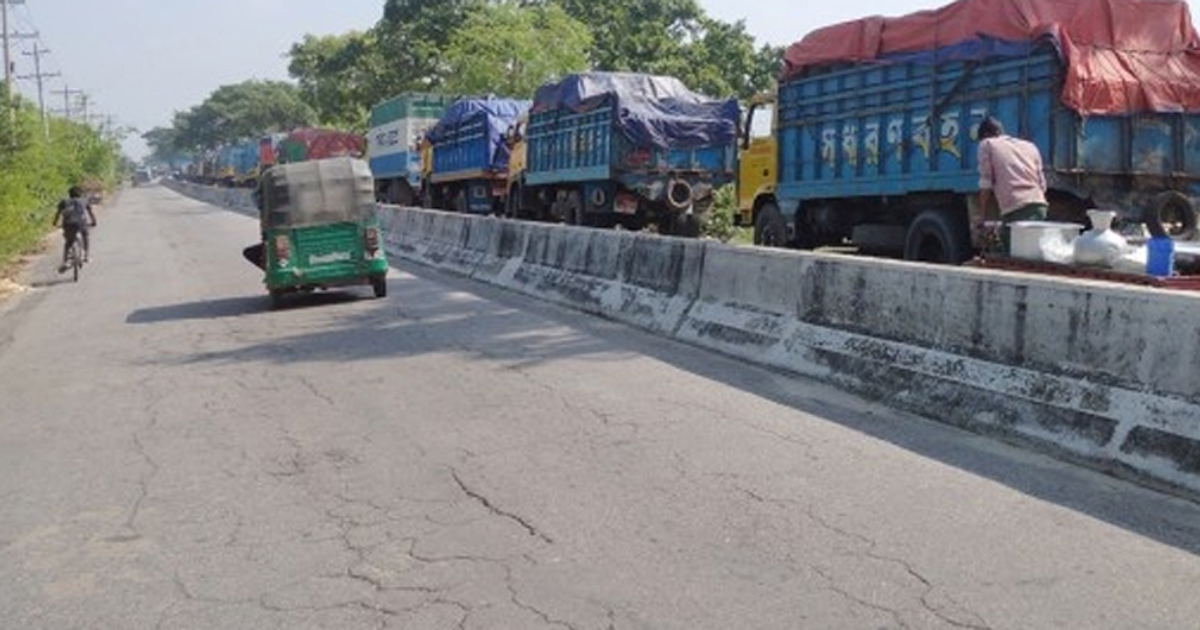 দৌলতদিয়ায় ফেরির অপেক্ষায় ৭ শতাধিক গাড়ি