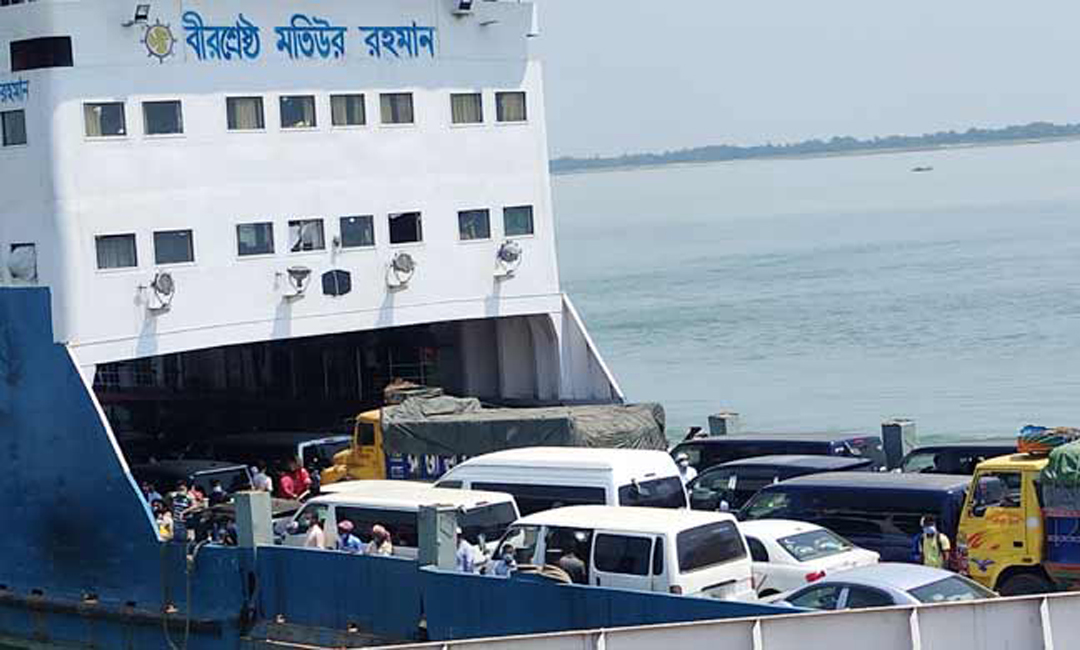 দৌলতদিয়ায় ঘরমুখো মানুষের ভিড়