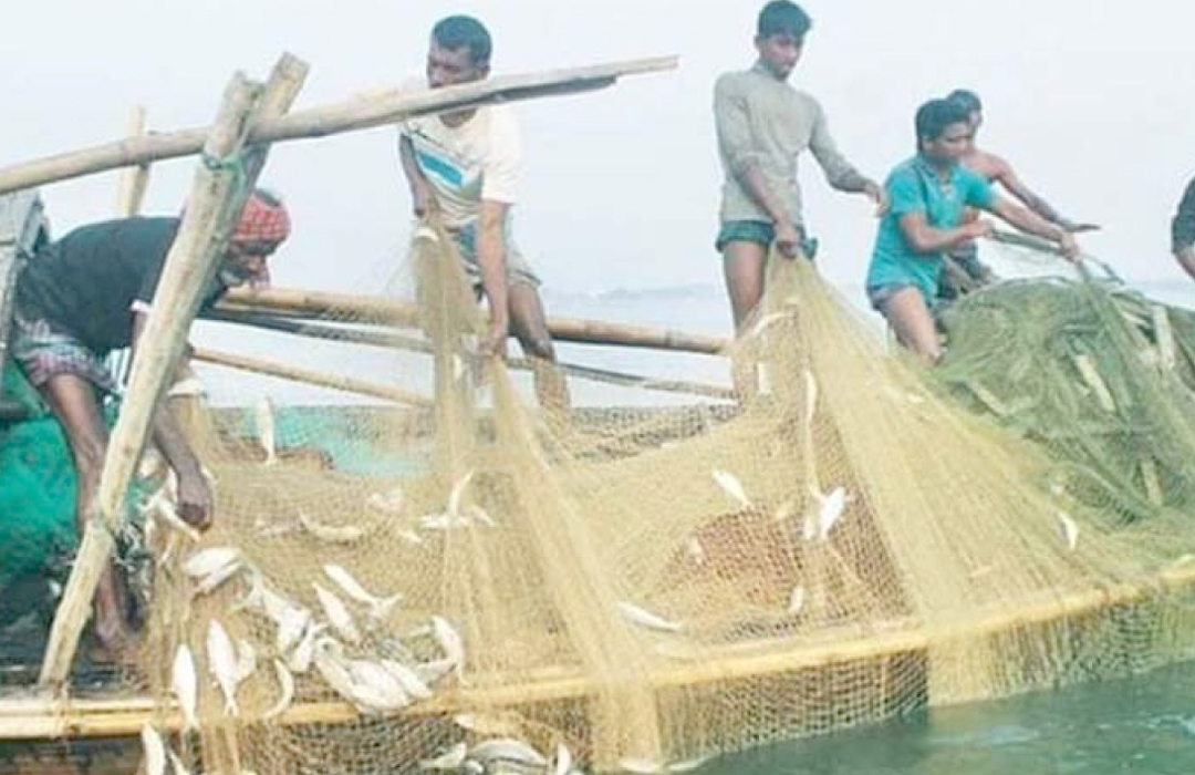 সামুদ্রিক জলসীমায় ৬৫ দিন মাছ ধরা বন্ধ