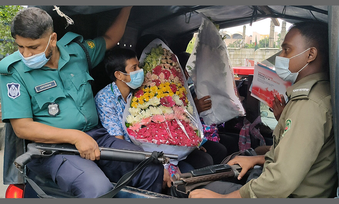 ফুল কিনতে গিয়ে আটক বিএসএমএমইউ’র দুই কর্মচারী
