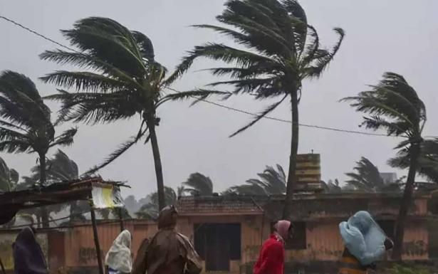 ঘুর্ণিঝড়ের আতঙ্কে এক কৃষকের মৃত্যু, আহত ৩