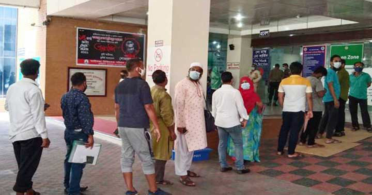 গণটিকাদানের দ্বিতীয় দিনে বেড়েছে ভিড় ও ভোগান্তি