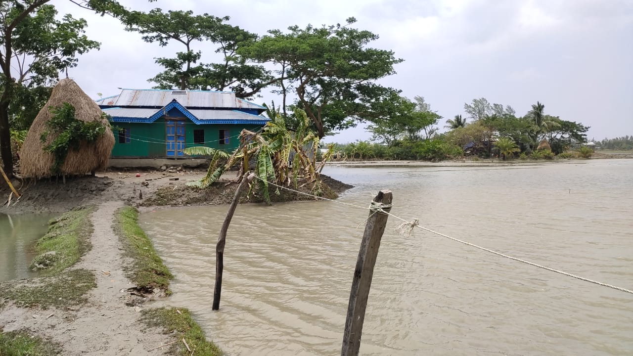 হাতিয়া বেড়িবাঁধের ১৩ অংশে ভাঙন