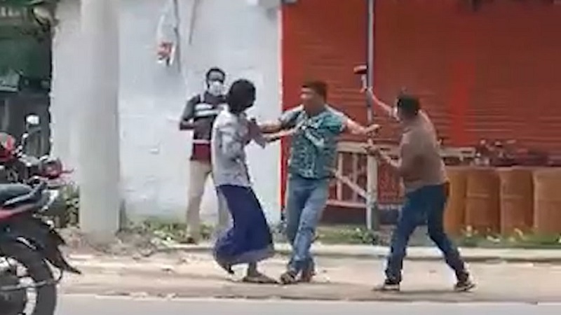 ঠিকাদারকে প্রকাশ্যে হাতুড়িপেটা, এগিয়ে আসেনি কেউ