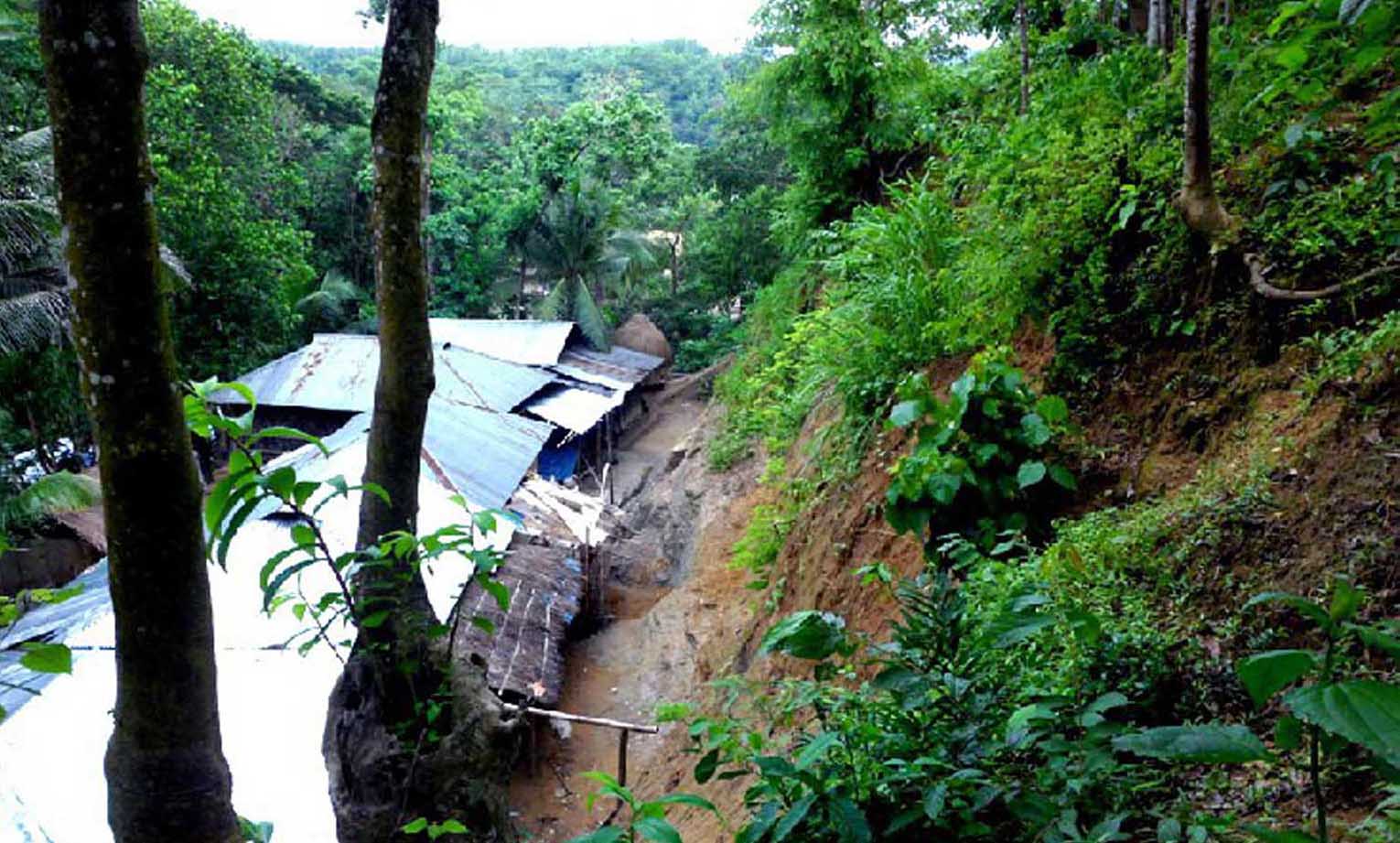 রোহিঙ্গা শিবিরে পাহাড় ধসে ৫ জনের মৃত্যু