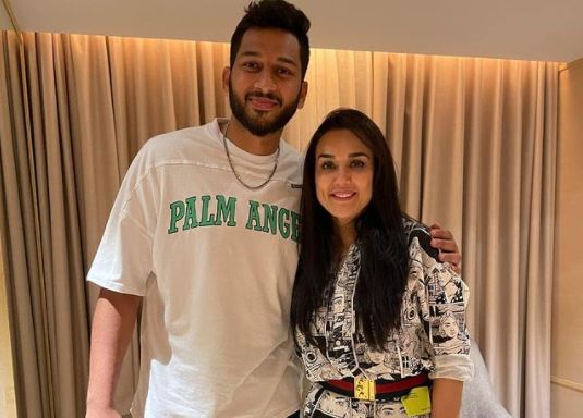 হোটেল রুমে ক্রিকেটারের সঙ্গে একান্তে প্রীতি!