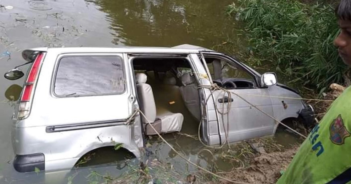 চকরিয়ায় মাইক্রোবাস খাদে পড়ে প্রাণ গেল ৭ জনের
