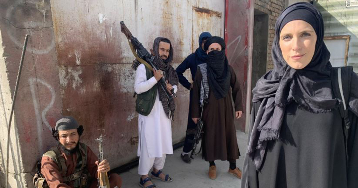 কাবুলে মহিলা সাংবাদিকের পোশাক বদল!