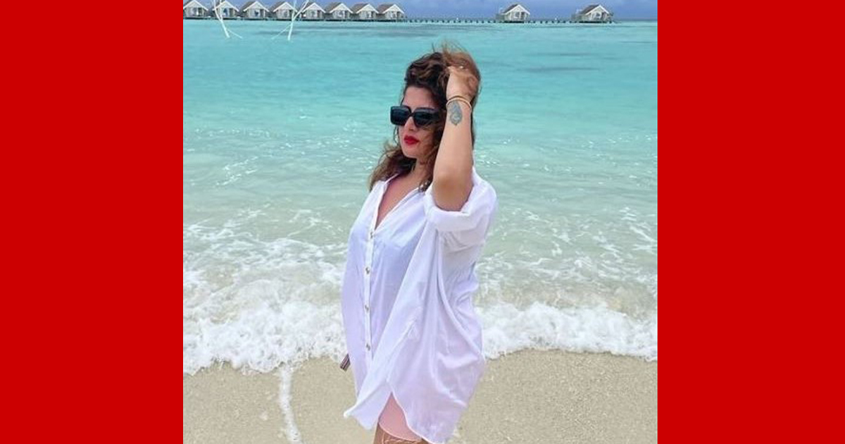 পানিতে আগুন জ্বালিয়েছেন শ্রাবন্তী!