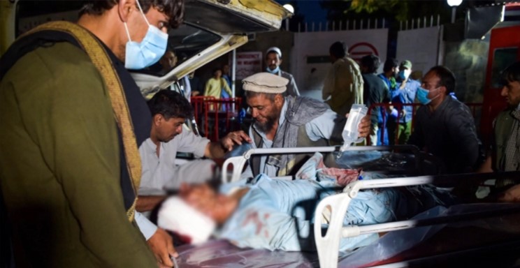 কাবুলে বোমা হামলায় নিহতদের ফেলা হচ্ছে খালে