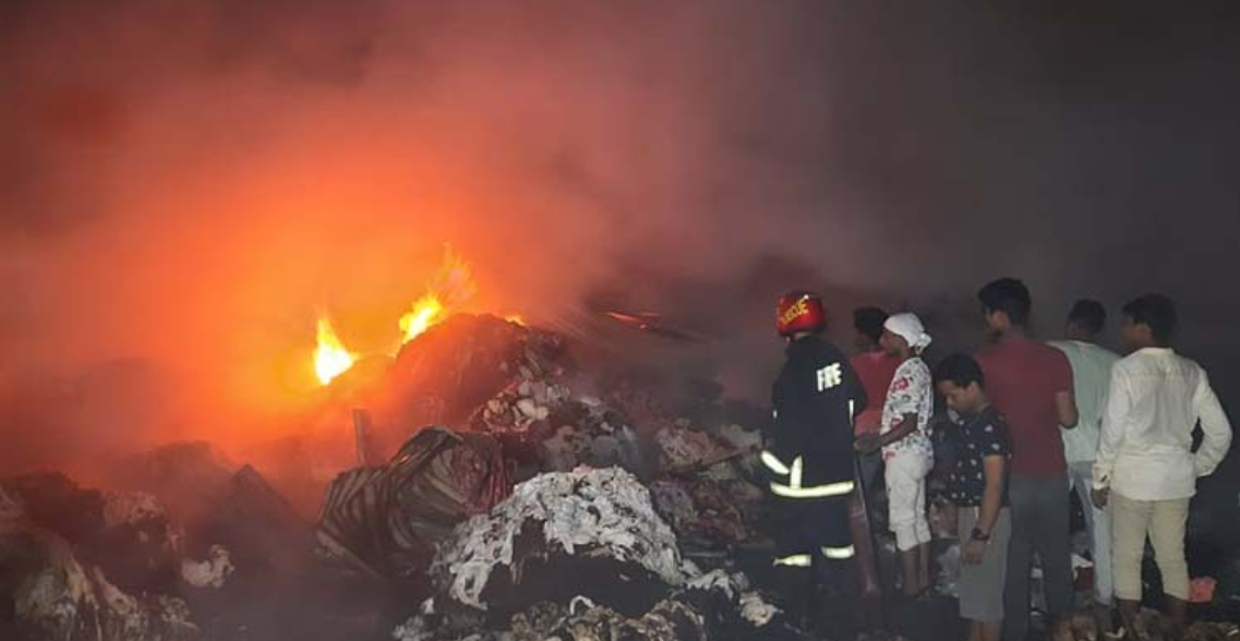 ফতুল্লায় ঝুট-পলিথিনের গুদামে আগুন