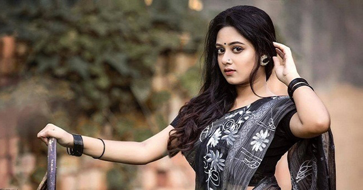 টি সিরিজের গানের মডেল দীঘি