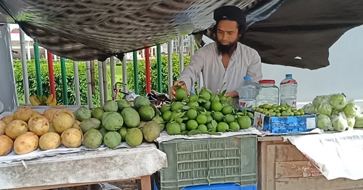 ফুটপাথে ফল বিক্রি করে চলে কলেজ শিক্ষকের সংসার