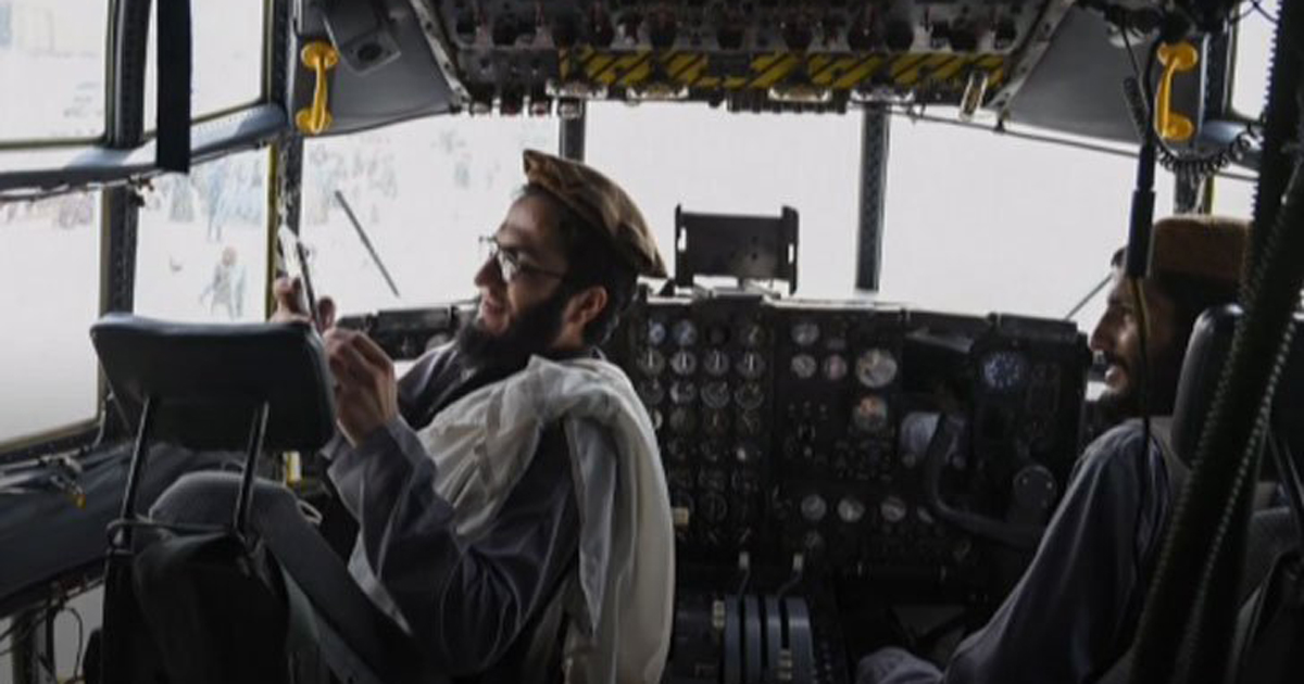 বিশেষ অঙ্গভঙ্গিতে মার্কিন বিমানে তালেবান