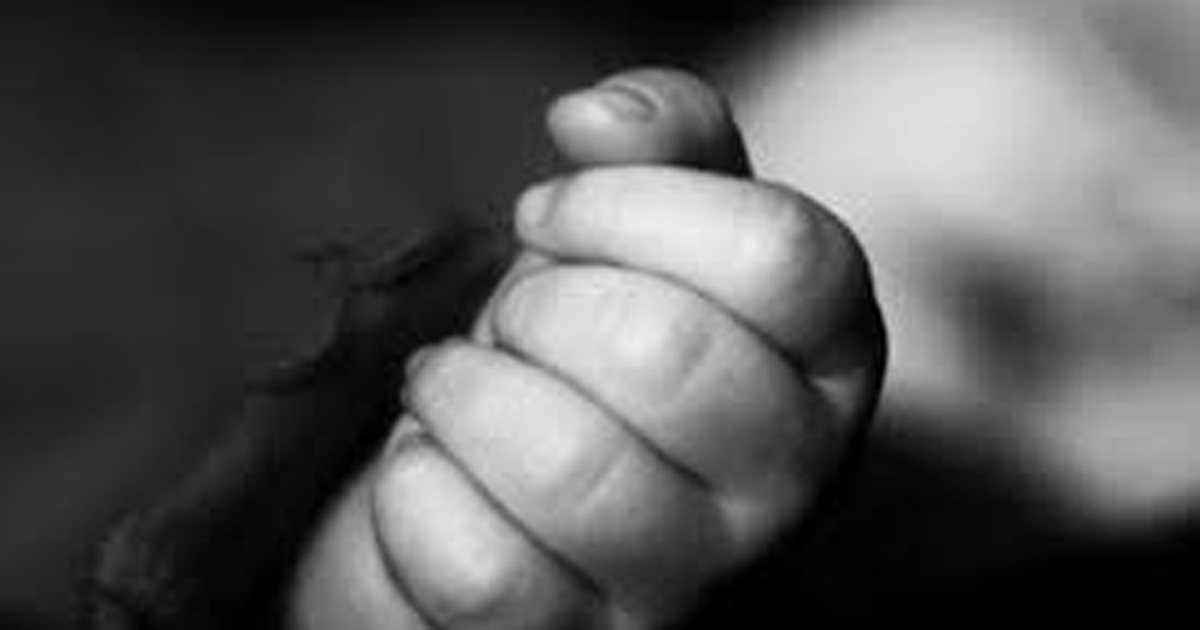 রিকশাভ্যান থেকে ছিটকে এক শিশুর মর্মান্তিক মৃত্যু