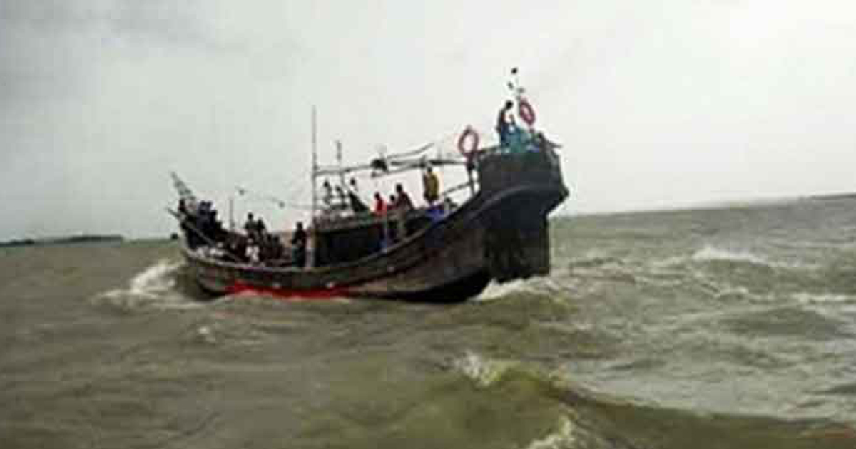 বঙ্গোপসাগরে ১৩ জেলেসহ ভারতীয় ট্রলার আটক