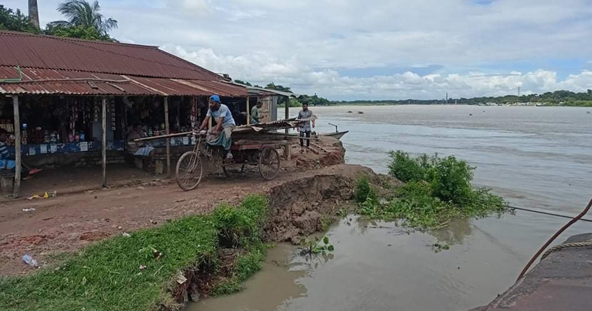 ‘মাত্র তিন চাইর হাত ভাঙলেই আমার দোকানডা নদীতে চইল্লা যাইবো’