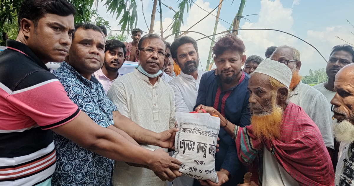 রংপুরে বানভাসিদের মাঝে আ.লীগের খাদ্যসামগ্রী বিতরণ