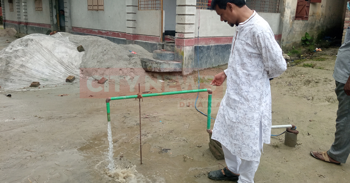 টিউবওয়েল থেকে বেরোচ্ছে ফুটন্ত গরম পানি, দেখতে মানুষের ভিড়