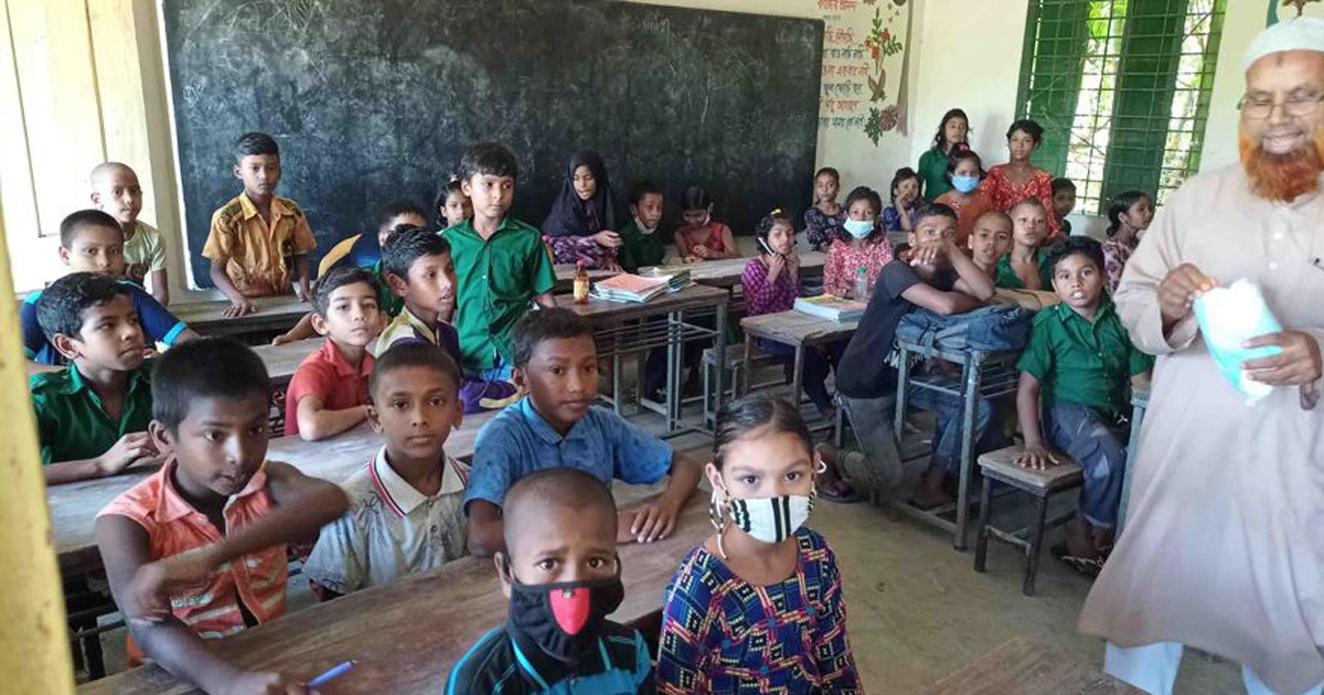 গাদাগাদি করে শিক্ষার্থীদের পাঠদান