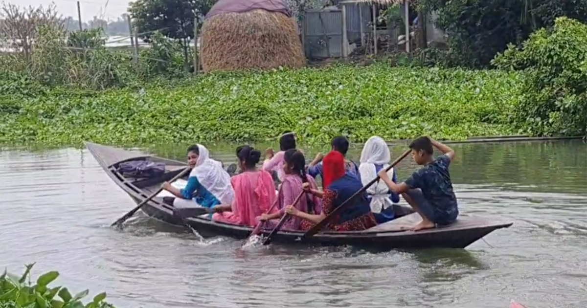 ‘স্কুল খুললেও ক্লাস করতে পারছি না’