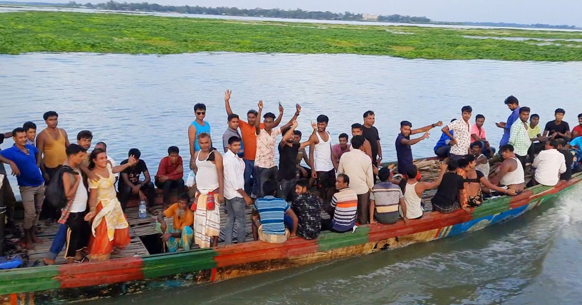 চলনবিলে নৌকা ভ্রমণের নামে অশ্লীলতা!