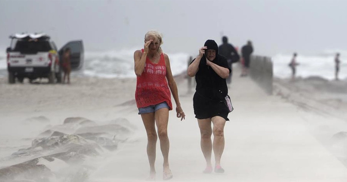 ঘূর্ণিঝড় নিকোলাস যুক্তরাষ্ট্রে আঘাত হেনেছে