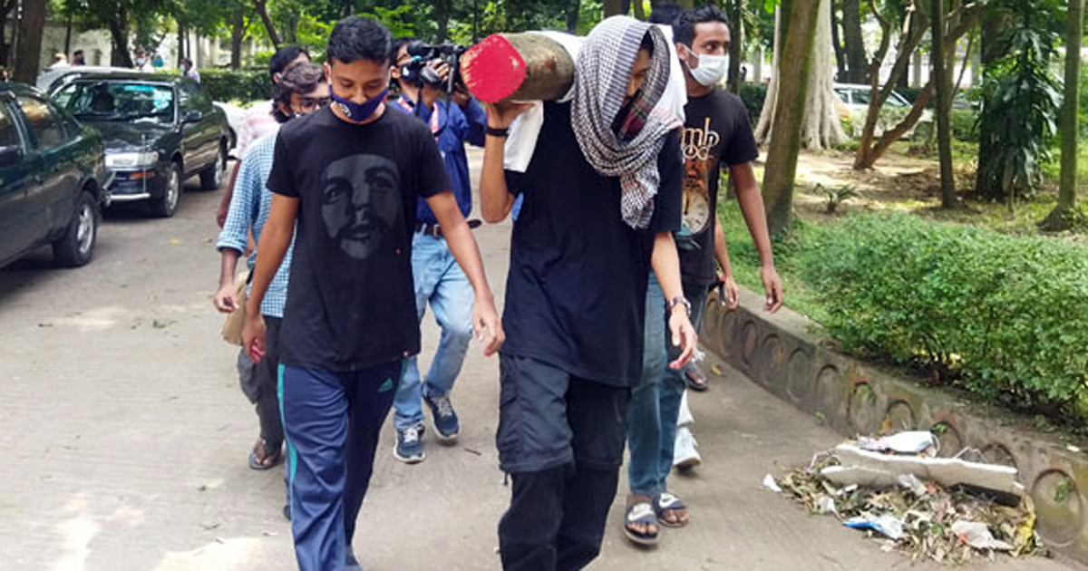 ঢাবি শিক্ষার্থীরা কৃষ্ণচূড়া গাছ লাগাল সেখানে