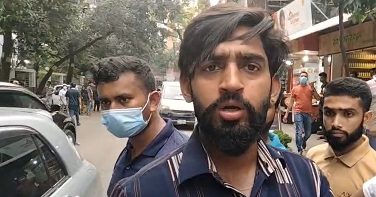 রাসেলের বাসার সামনে গ্রাহকদের ভিড়