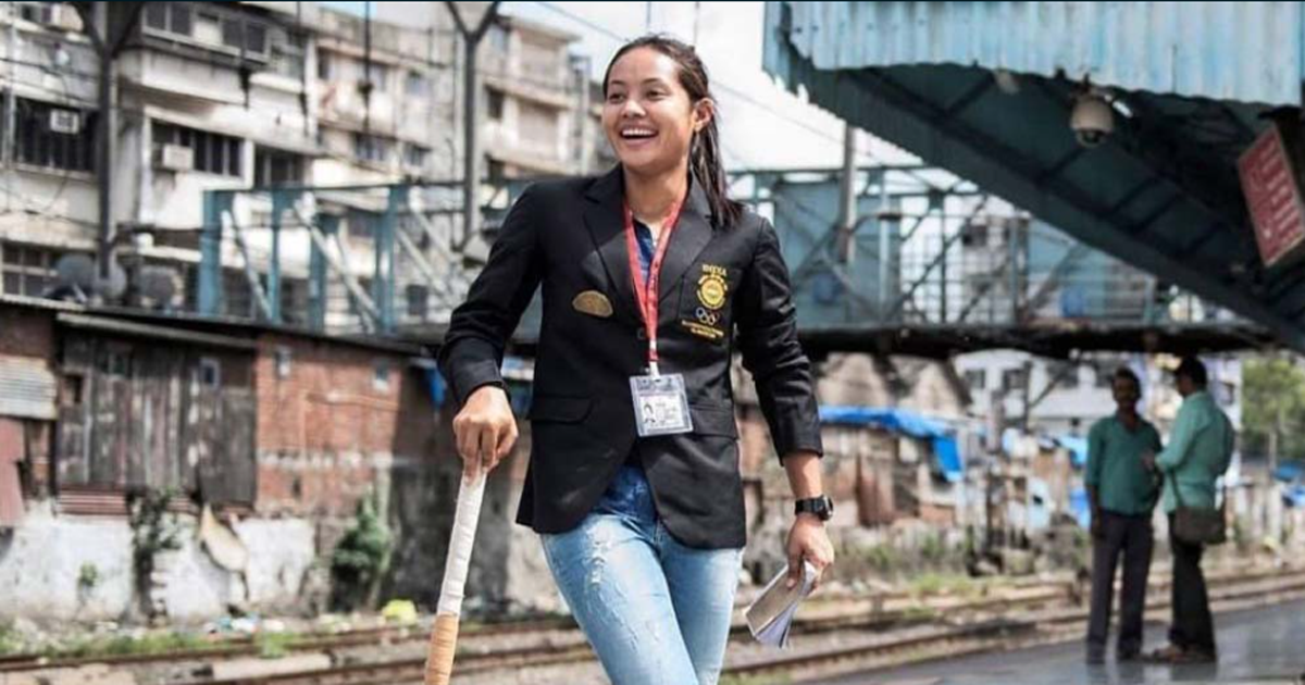 হকি দলের অধিনায়ক এখন টিকিট কালেক্টর!