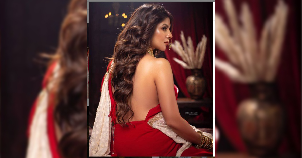 উন্মুক্ত পিঠে সৌন্দর্য ঠিকরে বের হচ্ছে পায়েলের