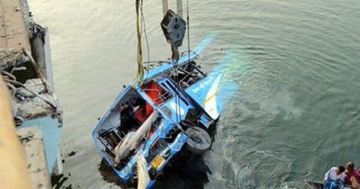 রায়গঞ্জে ভয়াবহ বাস দুর্ঘটনায় ৬ জনের মৃত্যু