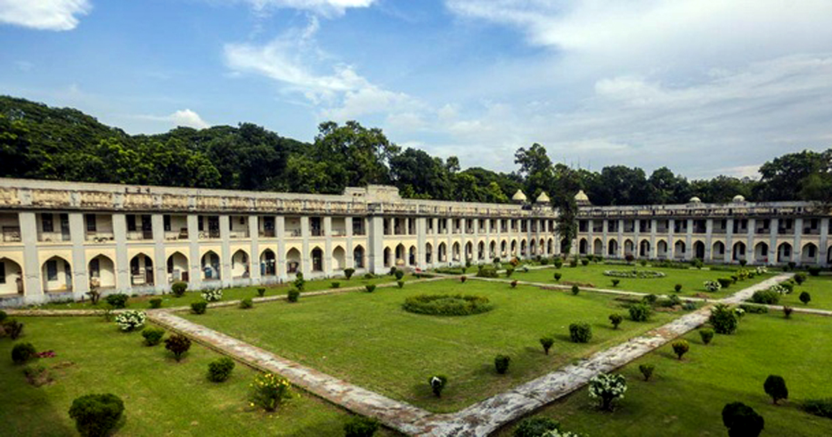 ঢাবির হলে ফাটল ধরায় আতঙ্কে শিক্ষার্থীরা